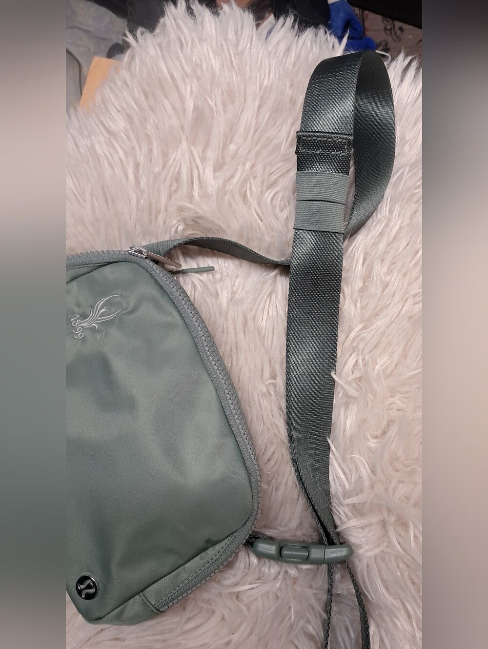 Lululemon Everywhere Belt Bag 1L Grey Sage with Deer Graphic Accent Like New - Picture 3 of 6